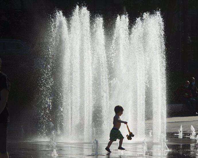 Archivo - Un niño juega en una fuente en Canadá.