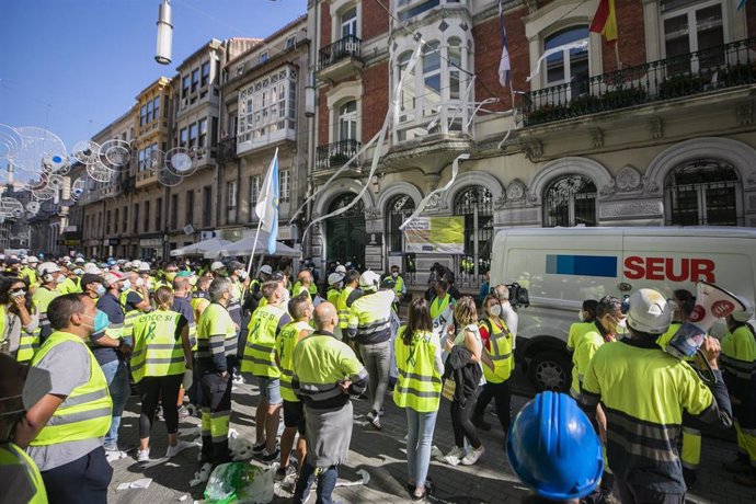 Varios trabajadores de Ence ante el Concello de Pontevedra para protestar contra el cierre de la pastera de Lourizán.