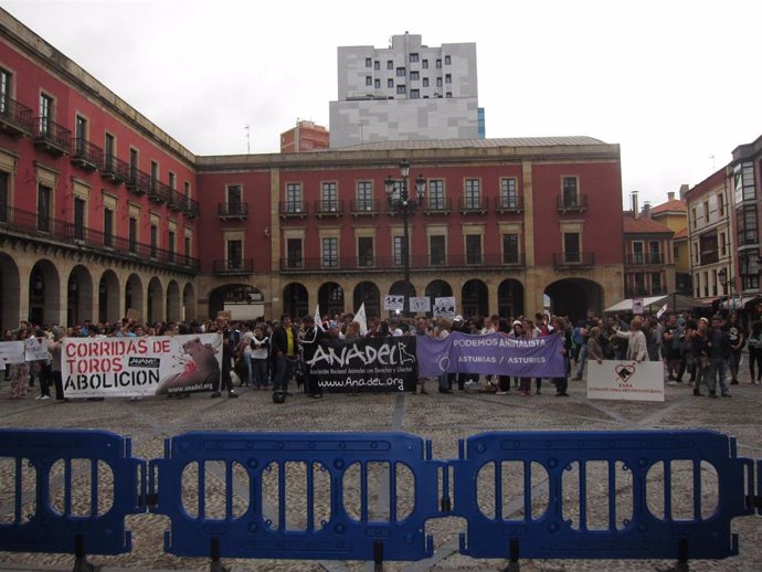 Archivo - Manifestación antitaurina celebrada en Asturias en 2015