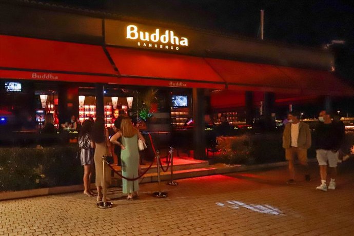 Varias personas esperan a las puertas de un local de ocio nocturno, a 23 de julio de 2021, en Sanxenxo, Pontevedra.