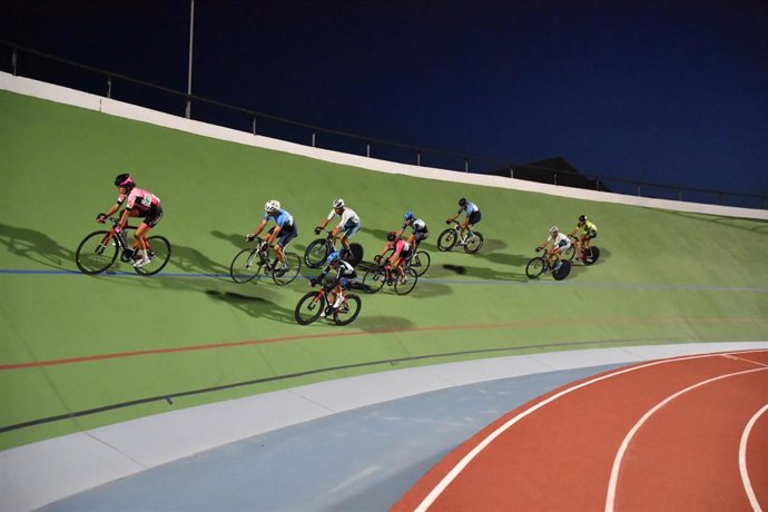 Ciclistas en el velódromo de Son Moix en las 'Nits de Ciclisme en Pista'