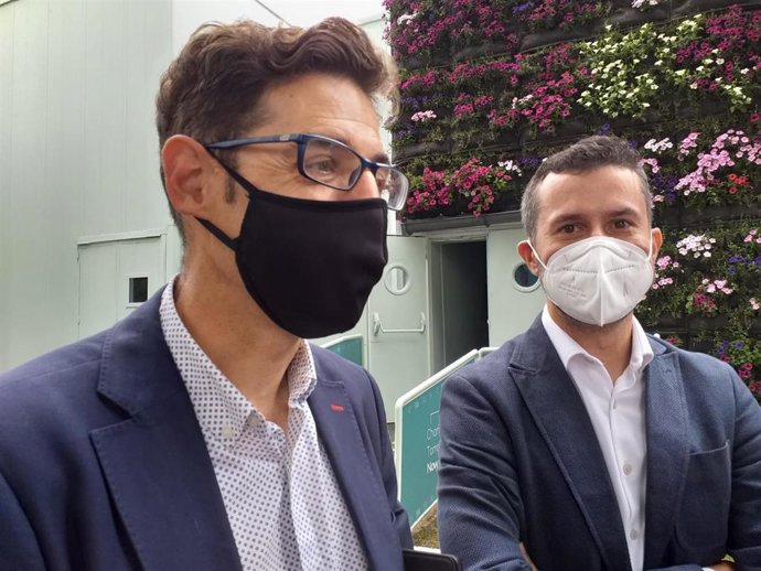 El director de Desarrollo y Ejecución de Proyectos de Hidrógeno en EDP Renovables, Rafael Cabañeros Robles, y el director de Regulación de la nueva unidad de Hidrógeno de EDP, José Manuel Pérez, frente al stand de la compañía en la Fidma