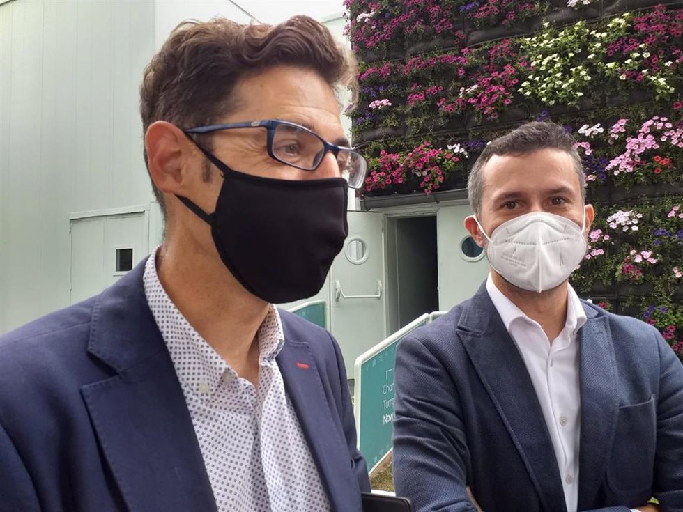 El director de Desarrollo y Ejecución de Proyectos de Hidrógeno en EDP Renovables, Rafael Cabañeros Robles, y el director de Regulación de la nueva unidad de Hidrógeno de EDP, José Manuel Pérez, frente al stand de la compañía en la Fidma