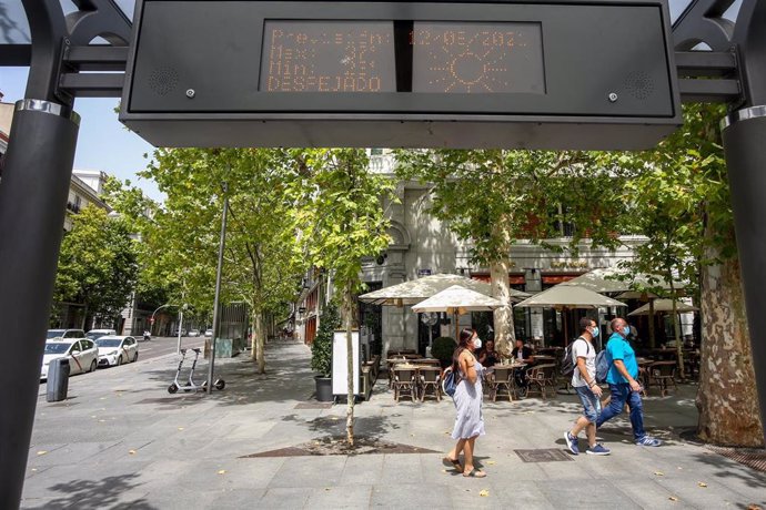 Un termómetro de una parada de bus indica la temperatura en el día de hoy, la máxima de 38C y la mínima de 24C, a 11 de agosto de 2021, en Madrid (España). La primera ola de calor del verano deja temperaturas muy altas en España desde este miércoles y