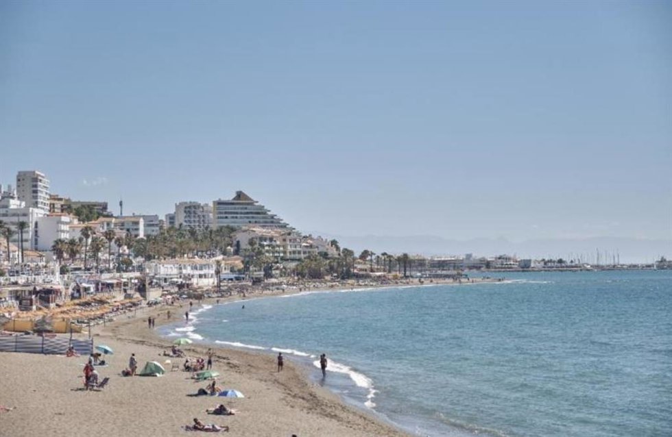 Archivo - Playa de Benalmádena en una imagen de archivo