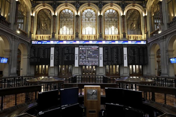 Archivo - Valores del Ibex 35 en los paneles de la Bolsa de Madrid, a 17 de junio de 2021, en Madrid (España).