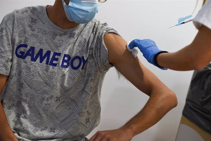 Un adolescente recibe la primera dosis de la vacuna Pfizer en el punto de vacunación de Xátiva, situado en el Hogar de los Jubilados, a 10 de agosto de 2021, en Xátiva, Valencia, Comunidad Valenciana (España).
