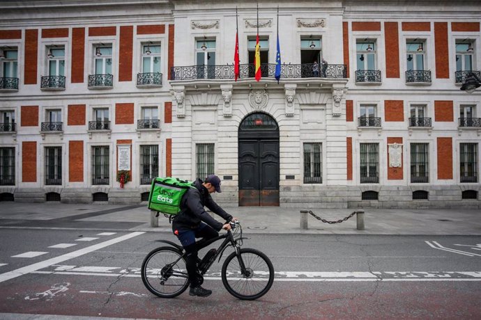 Archivo - Un 'rider' de Uber Eats circula por la Puerta del Sol, en Madrid (España) a 19 de abril de 2020.