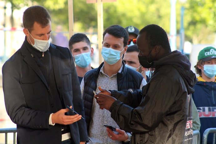 Comprobación del pasaporte sanitario en Lorient, Francia