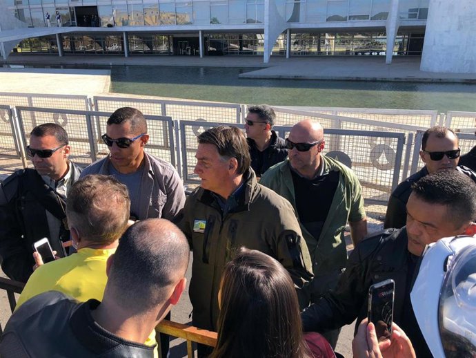 El presidente de Brasil, Jair Bolsonaro, junto a un grupo de seguidores