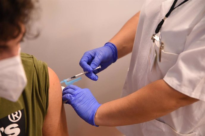 Un adolescente recibe la primera dosis de la vacuna Pfizer en el punto de vacunación de Xátiva, situado en el Hogar de los Jubilados, a 10 de agosto de 2021, en Xátiva, Valencia, Comunidad Valenciana (España). 