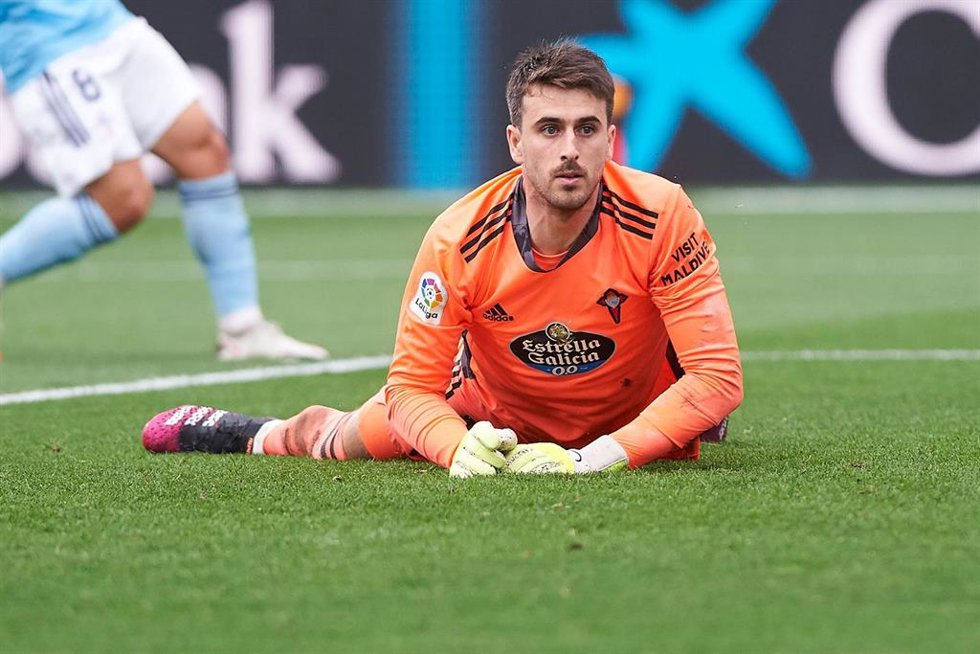 Archivo - Iván Villar defiende la portería del Celta de Vigo