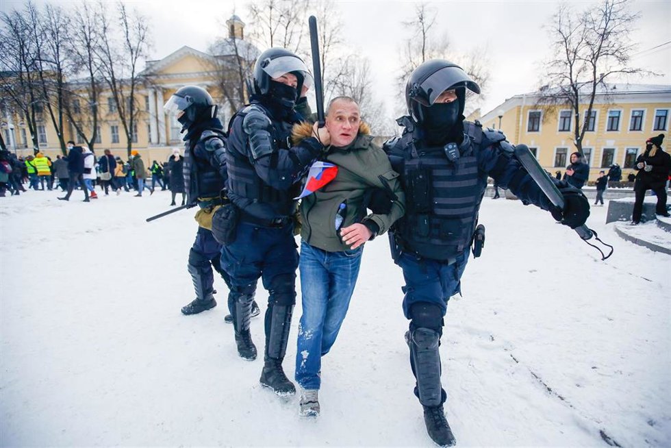 Archivo - La Policía rusa detiene a un manifestante en San Petersburgo