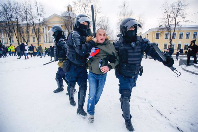 Archivo - 31 January 2021, Russia, Saint Petersburg: Russian Police officers detain a protester during a demonstration against the detention of the Russian opposition leader Alexey Navalny. Navalny was immediately detained upon his arrival in Moscow ear