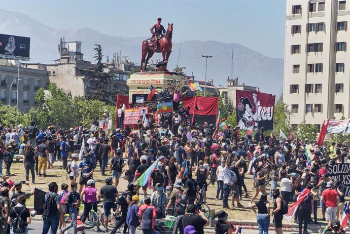 Archivo - Manifestantes participan en una protesta que conmemora el aniversario del estallido de los disturbios y el malestar social en 2019, antes de un referéndum sobre la Constitución.