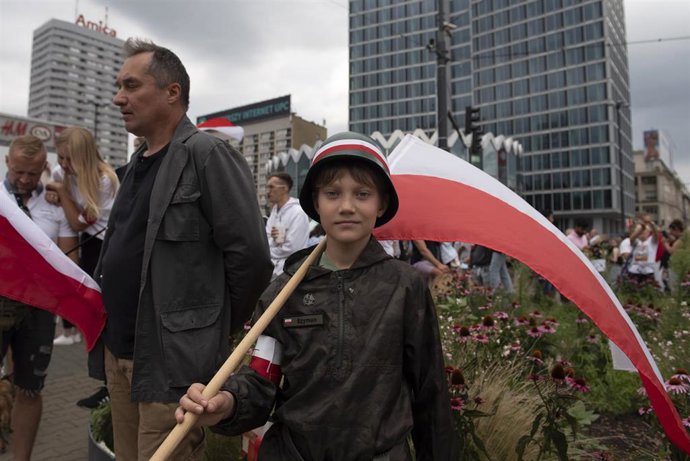 Un chico con una bandera de Polonia