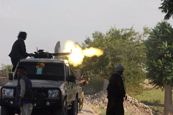 Fuerzas afganas intercambian disparos con militantes talibanes en la ciudad de Shiberghan, capital de la provincia de Jawzjan en el norte de Afganistán.