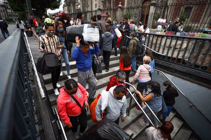 Archivo - Personas en Ciudad de México.