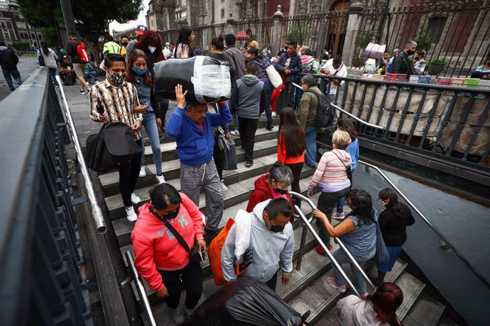 Archivo - 08 July 2021, Mexico, Mexico City: People crowd in the streets of the Historic Center of Mexico City despite the continuation of the yellow epidemiological traffic light due to the pandemic of Covid-19. Photo: -/El Universal via ZUMA Wire/dpa