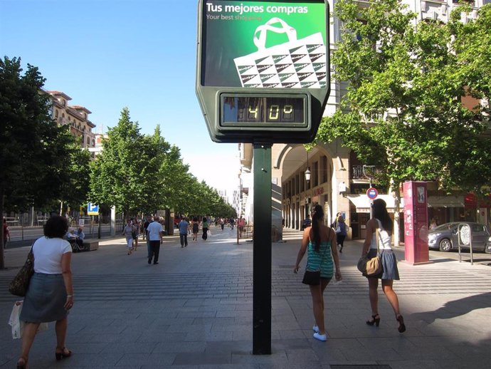 Archivo - Termómetro A 40. Calor En Zaragoza