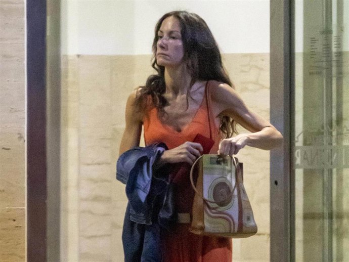 Archivo - Telma Ortiz, tarde de compras en un centro comercial    vestido naranja