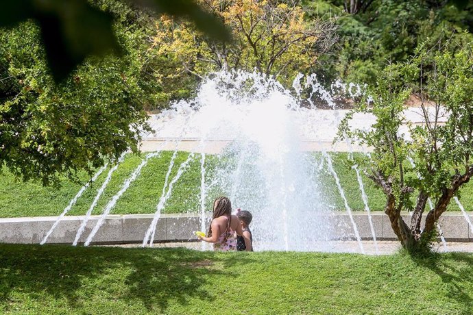 Dos niños en una fuente en el parque de Madrid Río