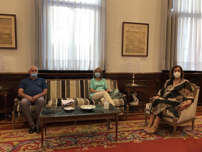 Armisén y la diputada de Hacienda en su reunión con el alcalde de Valle del Cerrato.