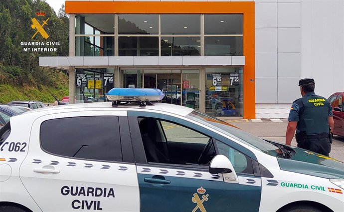 La Guardia Civil vigila un supermercado