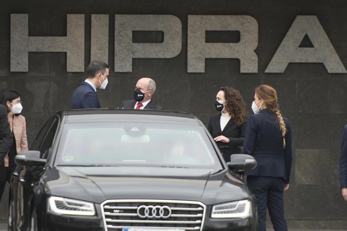 Archivo - El presidente del Gobierno, Pedro Sánchez (2i), a su llegada a las instalaciones de la farmacéutica Hipra, a 16 de abril de 2021, en Amer, Girona, Catalunya (España).