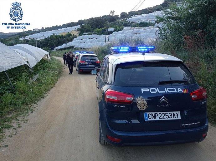 Archivo - Operación policial en una explotación agrícola "a mediados de 2021" en la que desmanteló una presunta trama de regularización fraudulenta de extranjeros mediante la elaboración de contratos que no llegaban a materializarse.