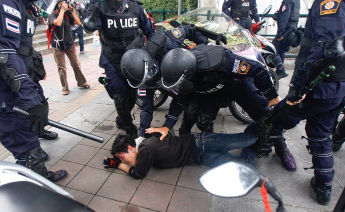 11 August 2021, Thailand, Bangkok: Riot policemen detain a protester during clashes following an anti-government rally in Bangkok led by the United Front of Thammasart and Demonstration activist group. Photo: Chaiwat Subprasom/SOPA Images via ZUMA Press