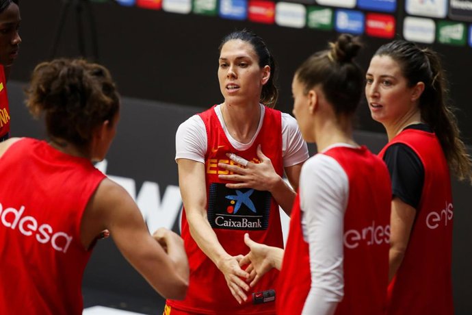 Archivo - Anna Cruz habla con sus compañeras durante la concentración de la selección española femenina de baloncesto en Valencia en noviembre de 2020