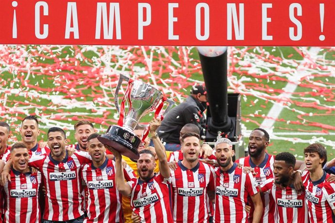 Archivo - Los jugadores del Atlético de Madrid levantan el título de LaLiga Santander 2020-21