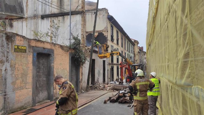 Un incendio destruye un inmueble abandonado en la calle Paraíso en Oviedo.