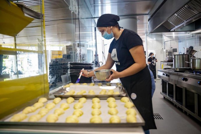 Archivo - Joven cocinera