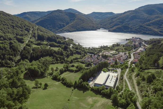 Archivo - Factoría de Seinsa junto al embalse de Eugi (Navarra).