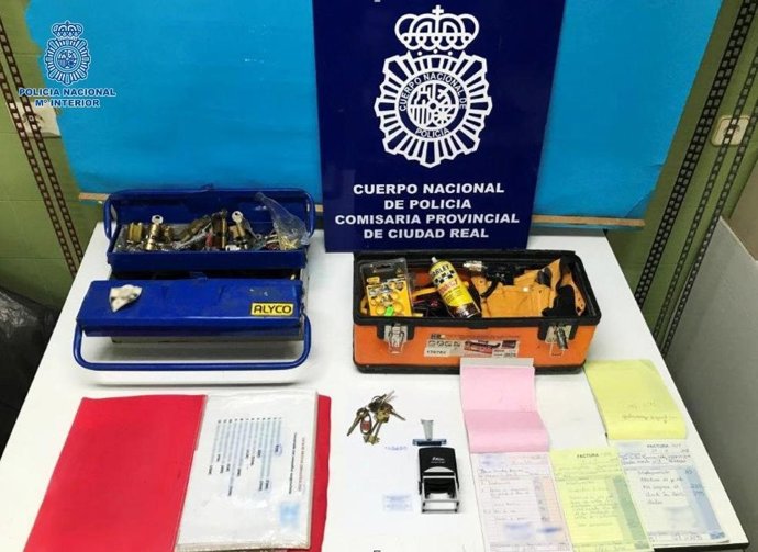 Efectos intervenidos al cerrajero estafador de Puertollano