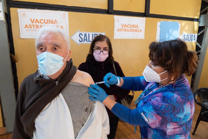 11 August 2021, Chile, Pucon: An older adult receives the third dose of the Coronavirus (Covid-19) vaccine, in the municipal gym of Pucon, which has been transformed into a vaccination center. Photo: Matias Basualdo/ZUMA Press Wire/dpa