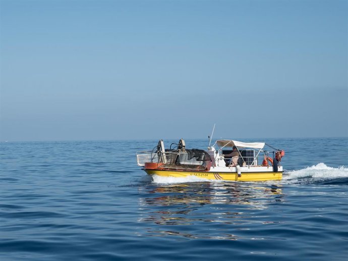 Embarcación del Servicio de Limpieza del Litoral en plena tarea.