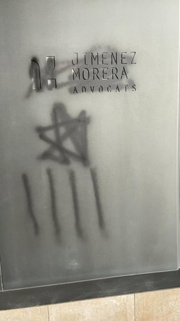 Pintada con una 'estelada' en el despacho del concejal del PP en Sant Sadurní d'Anoia (Barcelona), Carles Jiménez.