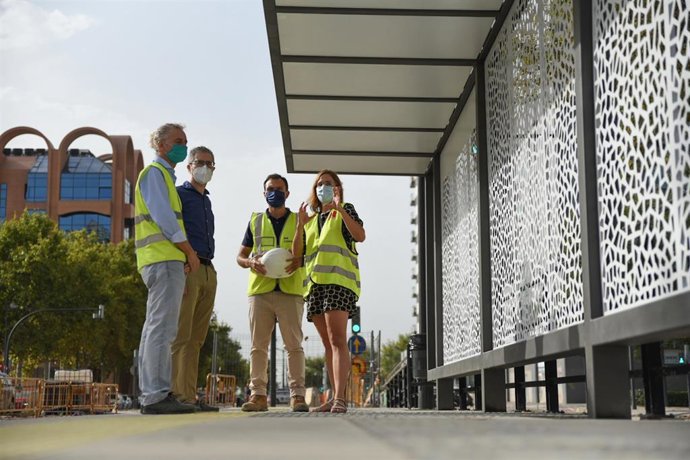 El conseller de Política Territorial, Obras Públicas y Movilidad, Arcadi España (2i) durante su visita para hacer seguimiento de los trabajos de instalación de las primeras paradas en el tramo en superficie de la L10 de Metrovalencia, 
