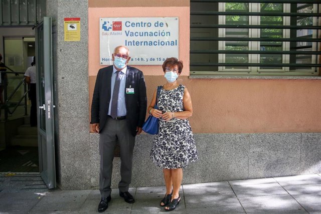 El director técnico del Centro de Vacunación, Joaquín Coloma y la directora general de Salud Pública de la Comunidad de Madrid, Elena Andradas, posan a su llegada al Centro de Vacunación regional.