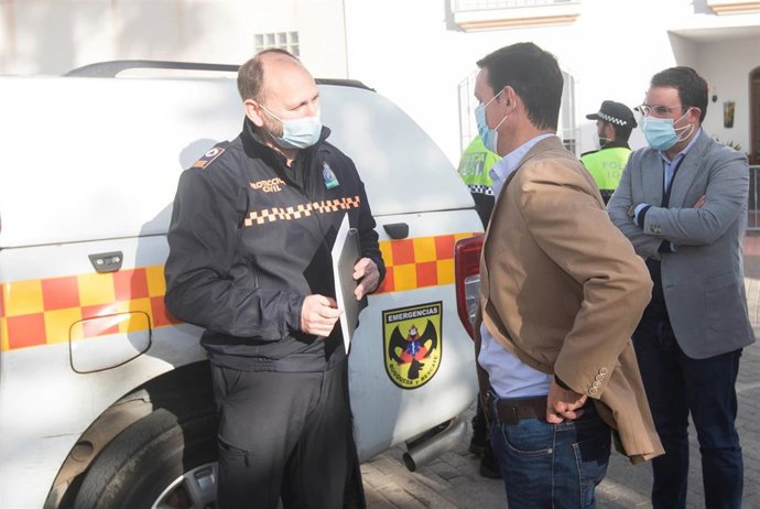 Archivo - El presidente de la Diputación de Almería, Javier Aureliano García, charla con un miembro de Protección Civil.