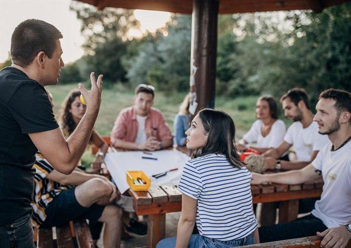 Jóvenes durante una reunión