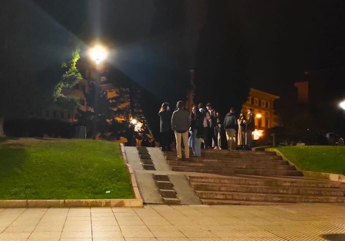 Archivo - Un grupo de jóvenes en Oviedo