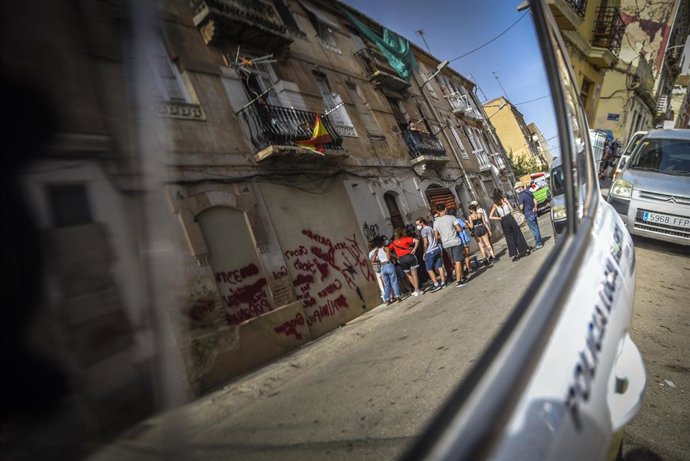 Personas ante los edificios de la Cruz Cubierta de Valncia en riesgo de derrumbe