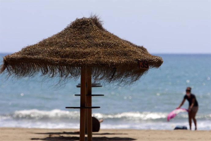 Archivo - Paseantes disfrutan de la playa de Sacaba en la barriada de Huelín, en Málaga 