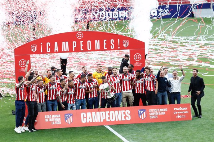 Archivo - Players of Atletico de Madrid celebrate with the Champion trophy during the 2020/2021 spanish league, La Liga, Champions trophy award ceremony celebrated at Wanda Metropolitano stadium on May 22, 2021 in Madrid, Spain.