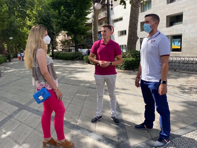 El parlamentario andaluz del PP Rafael Caracuel, en el centro en la foto