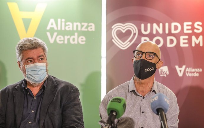 El coordinador de Alianza Verde y diputado de Unidas Podemos en el Congreso, Juantxo López de Uralde (i) y el secretario de Estudios y Programa de Alianza Verde, Juli Álvaro (d), durante la presentación del partido Alianza Verde en el valenciano Teatre